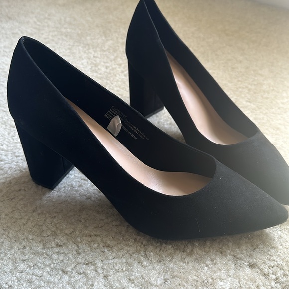 New in Box Black Suede Pumps size 8 - Picture 2 of 5